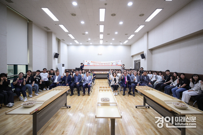남양주시장애인복지관이 장애인복지 종사자를 위한 힐링 슐런대회 ‘MZ슐런플레저’를 개최한 가운데 관계자들이 기념촬영을 하고 있다. <사진=남양주시>