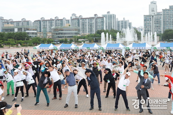 2025 제5회 고양국제걷기대회 참가자들이 대회 시작 전 준비운동을 하고 있다. <사진=고양시>