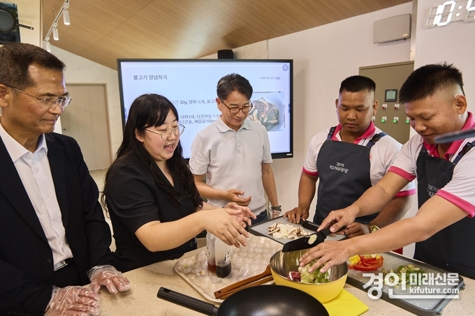 외국인 계절근로자들이 한국문화체험을 하고 있다. <사진=경기도>