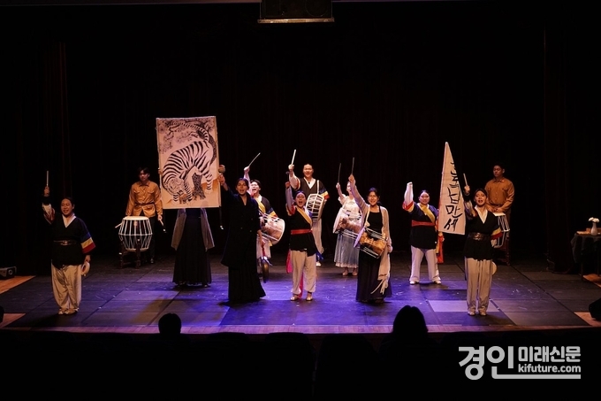 세원고등학교가 ‘2025년 경기도 청소년 연극제’에서 원탁(圓卓)을 공연하고 있다. <사진=경기도>