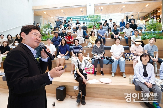 이상일 용인시장이 지난 14일 동천도서관에서 '그림으로 읽는 셰익스피어 그리고 인간의 모습들'을 주제로 특강을 하고 있다. <사진=용인시>