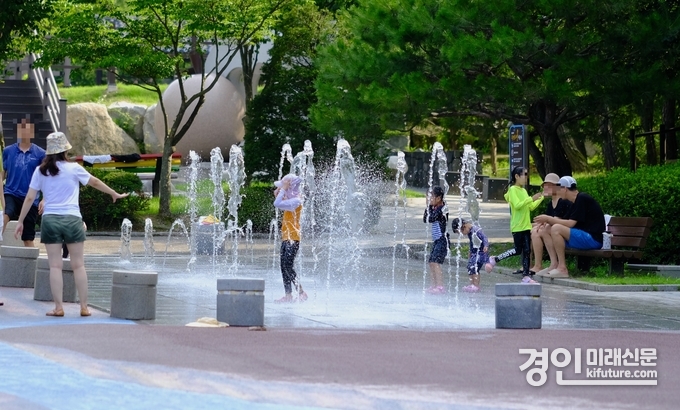 용인특례시가 운영하는 바닥분수를 모습. <사진=용인시>