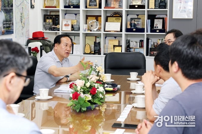 이권재 오산시장이 오산동탄비대위와 간담회를 갖고 있다. <사진=오산시>