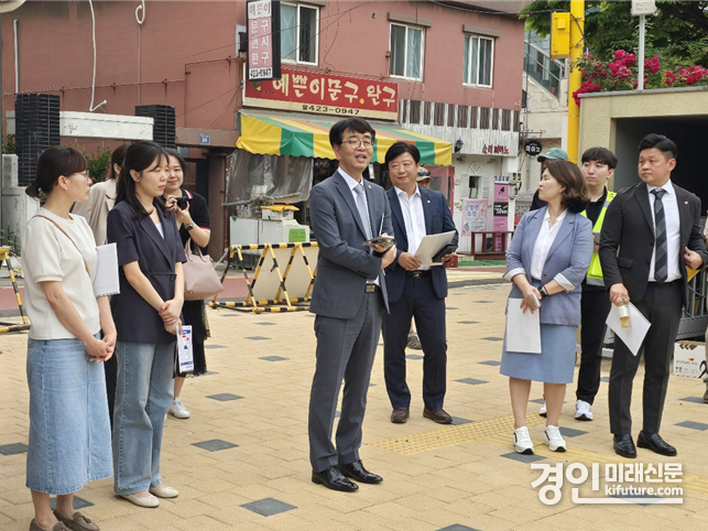 이오상 인천시의원이 어린이 통학로 안전 확보 위해 관계자들과 합동 점검을 실시하고 있다. <사진=인천시의회>