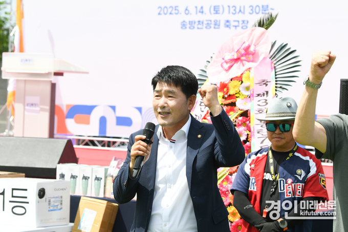 배정수 화성시의회 의장이 동탄7동 체육대회에서 축사와 함께 화이팅을 외치고 있다. <사진=화성시의회>