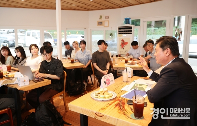 이영훈 미추홀구청장(오른쪽)이 인하대학교 소속 동아리 학생들과 상권 활성화와 지역 환경 개선을 위한 의견을 나누고 있다. <사진=미추홀구>