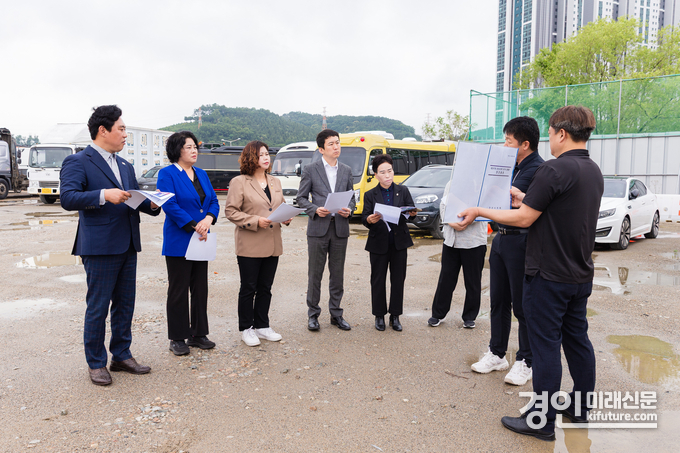 안산시의회 도시환경위원회 위원들이 16일 초지동 대형자동차 임시주차장을 방문해 운영 현황을 점검하고 있다. <사진=안산시의회>