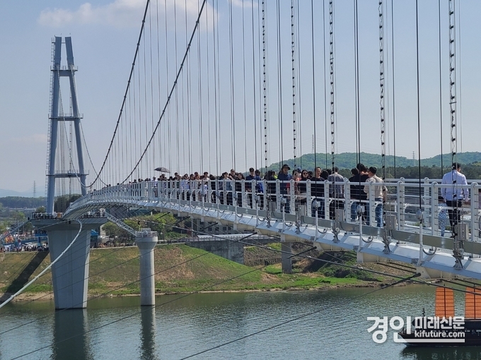 관광객들이 남한강 출렁다리를 건너고 있다. <사진=여주시>