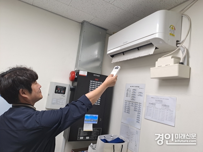시흥도시공사 관계자가 혹서기 대비 공영주차장 냉방설비를 점검하고 있다. <사진=시흥도시공사>
