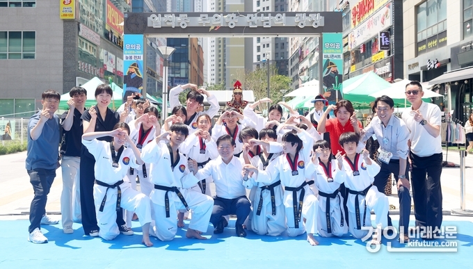 박승원 광명시장이 지난 6일 일직동 상가번영회가 개최한 무의공 음식문화거리 늘봄축제에서 축제 참여자들과 기념촬영을 하고 있다. <사진=광명시>