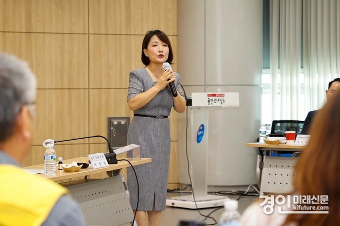 지난 16일 용인특례시청 비전홀에서 열린 북한이탈주민 정착 지원 유관기관단체 소통간담회에서 북한이탈주민 출신 방송인 유현주씨가 경험담을 이야기하고 있다. <사진=용인시>