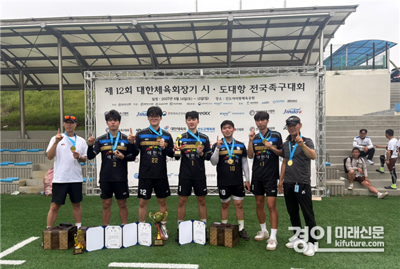 이천시민족구단(왼쪽부터 공격수 강세구, 좌수비 이동렬, 세터 신훈, 공격수 서영빈, 우수비 원현영, 수비수 문태성, 감독 김종일)이 전국족구대회 남자체전부에서 우승메달을 목에 걸고 기념촬영을 하고 있다. <사진=이천시>
