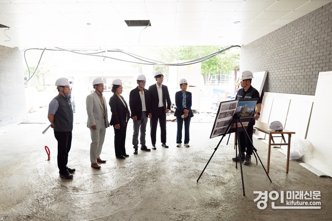 안양시의회 도시건설위원회가 석수체육관 건립공사 현장에서 관계자의 설명을 듣고 있다. <사진=안양시의회>