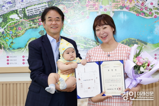 이동환 고양시장(왼쪽)이 개그우먼 정주리 씨에게 출산장려 유공 표창을 수여하고 기념촬영을 하고 있다. <사진=고양시>