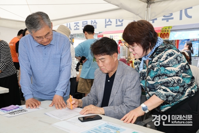 하은호 군포시장이 기후위기 시민인식 설문조사에 참여하고 있다. <사진=군포시>