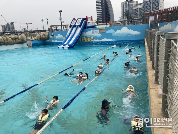 시흥도시공사가 관내 초등학생을 대상으로 생존수영 교육을 실시하고 있다. <사진=시흥도시공사>