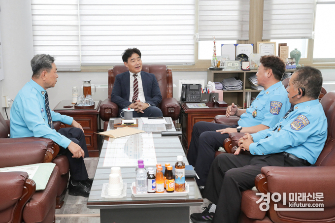 김운남 고양시의회 의장이 고양시 모범운전자회 관계자들과 면담을 진행하고 있다. <사진=고양시의회> 
