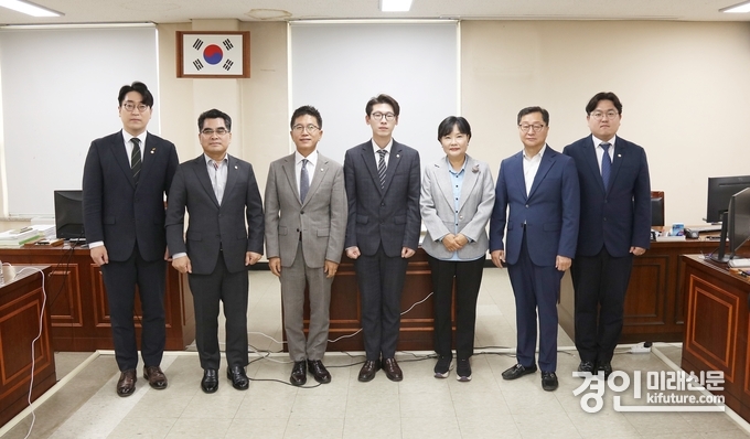 안양시의회 총무경제위원회가 주민자치협의회와의 간담회를 개최하고 기념촬영을 하고 있다. <사진=안양시의회>
