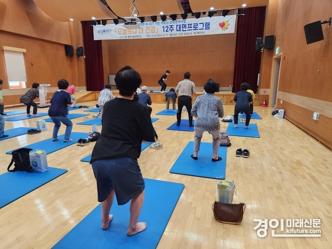 화성특례시가 추진 중인 ‘AI·IoT 기반 어르신 건강관리 프로그램’에 참여한 어르신들이 전문 강사의 지도 아래 생활체조를 하고 있다. <사진=화성시>