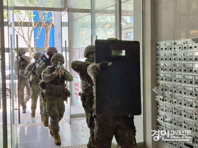 평택시가 2025년 화랑훈련의 하나로 도심지역 탐색과 격멸 전투훈련을 실시하고 있다. <사진=평택시>