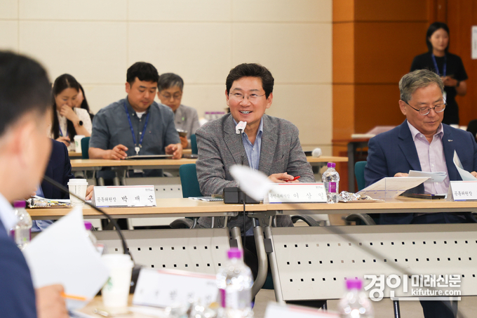 이상일 용인특례시장(오른쪽 2번쨰이 지난 18일 열린 2025년 제2회 반도체산업 경쟁력강화위원회 회의에서 인사말을 하고 있다. <사진=용인시>