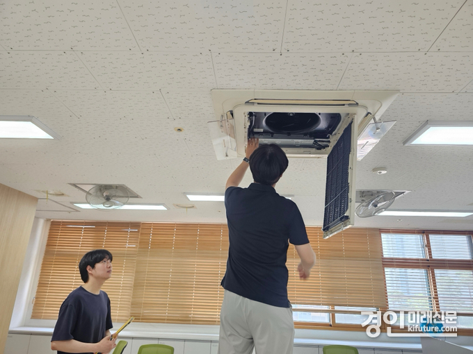 인천교육청 관계자들이 냉난방기 사전점검을 실시하고 있다. <사진=인천교육청>
