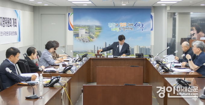 인천 서구가 ‘2025년도 제2회 인천 서구 지명위원회’를 열어 제3연륙교의 명칭을 '청라대교'로 선정하고 있다. <사진=서구> 