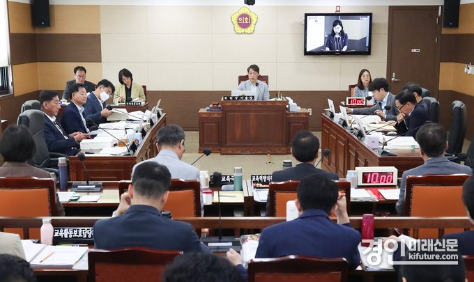 인천시의회 교육위원회가 2025년도 주요예산사업보고를 받고 있다. <사진=인천시의회>