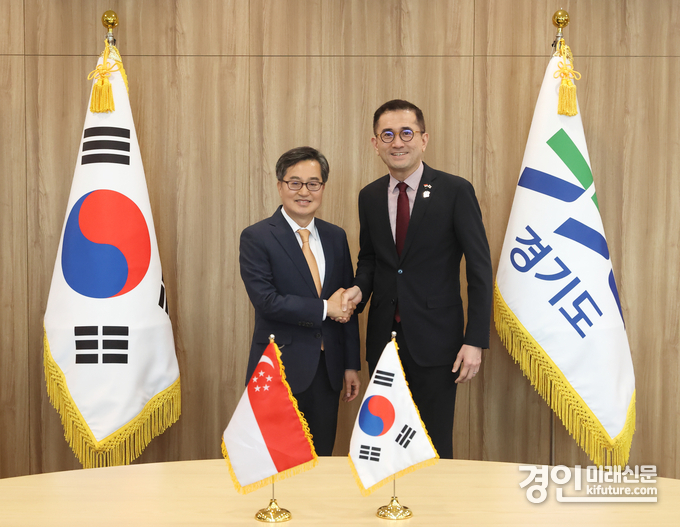 김동연 경기자사(왼쪽)가 에릭 테오(Eric Teo) 주한 싱가포르대사를 반갑게 맞이하고 있다. <사진=경기도>