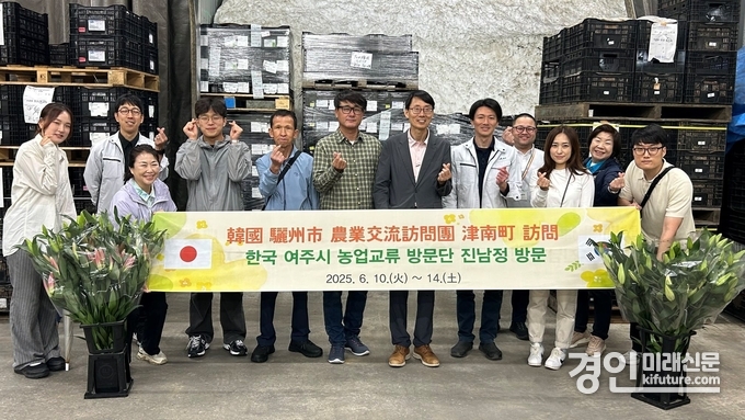 여주시 농업 교류 실무단이 우호도시 일본 진남정을 방문해 기념촬영을 하고 있다. <사진=여주시>
