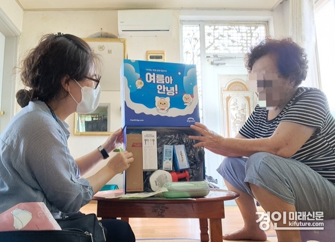 안성시 관계자가 폭염키트를 배부하고 있다. <사진=안성시>