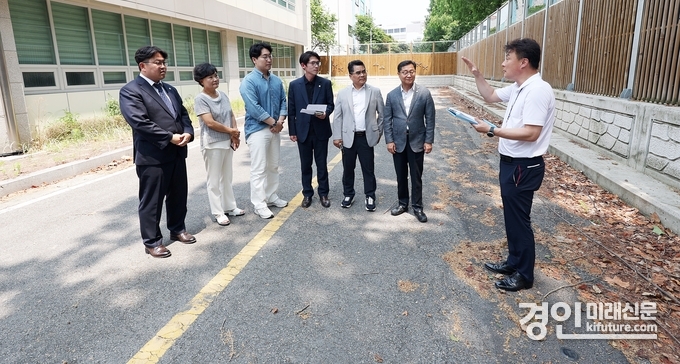 안양시의회 총무경제위원회가 평안동 임시청사 사용예정지를 점검하고 있다. <사진=안양시의회>