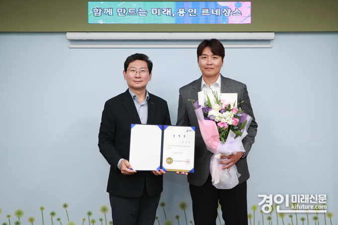 이상일 용인시장(왼쪽)이 지난 19일 용인FC(가칭) 테크니컬디렉터로 전 축구 국가대표 간판 공격수 이동국 선수를 선임하고 기념촬영을 하고 있다. <사진=용인시>