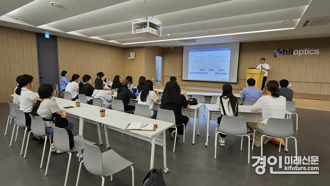 오산시 청년들이 지역 우수기업을 방문해 관계자의 설명을 듣고 있다. <사진=오산시>