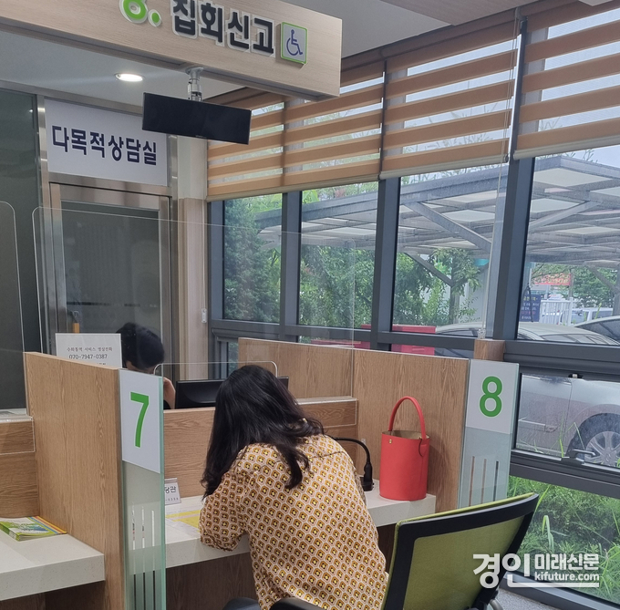 김정은 우성고등학교 학부모 회장이 20일 의왕경찰서에서 집회신고를 하고 있다. <사진=우성고 학부모회>