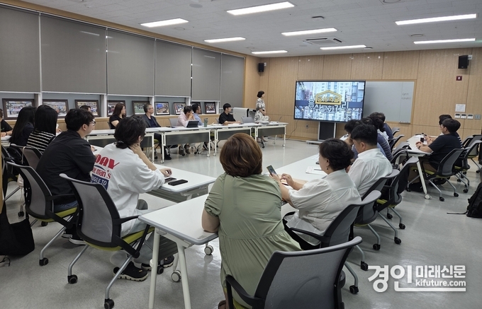 광명시가 ‘지역공동체 자산화 사업’ 찾아가는 정책설명회를 열고 있다. <사진=광명시>