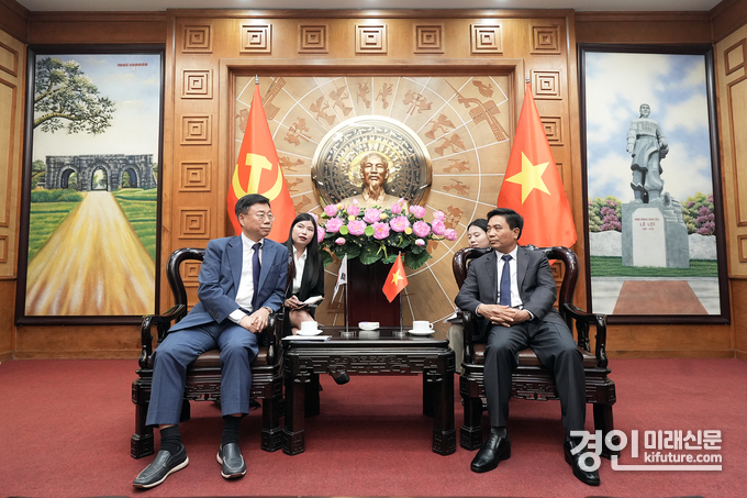 신상진 성남시장(왼쪽)과 응우옌 조안 아인 타잉화성 당위원회 서기가 환담을 나누고 있다. <사진=성남시>