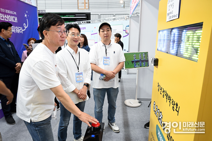 이민근 안산시장(왼쪽)이 ‘2025 안산청년페어’에서 청년들과 함께하고 있다. <사진=안산시>