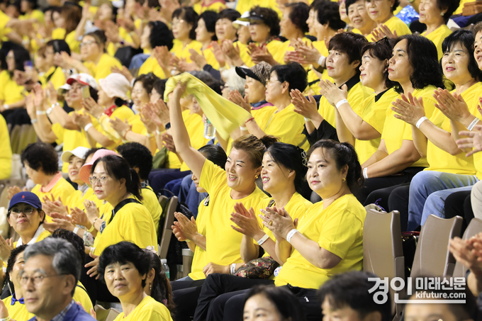 ‘제19회 화성시 여성 화합한마당’ 행사에 참석한 회원들이 열띤 응원을 펼치고 있다. <사진=화성시>