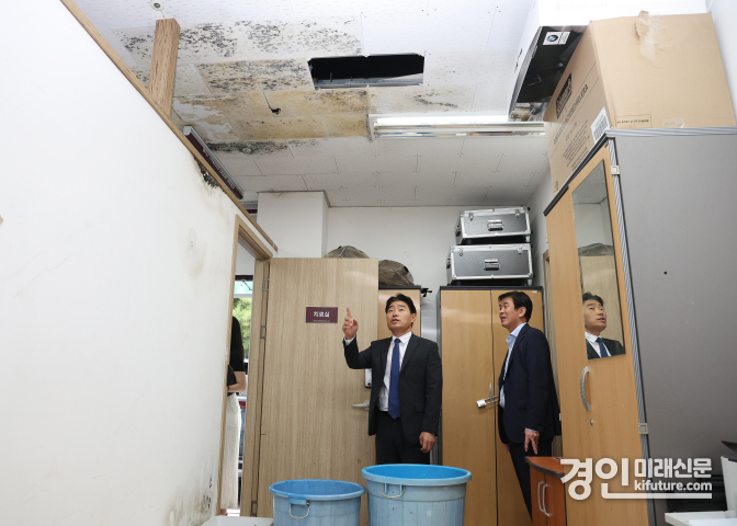김운남 고양시의회 의장이 고양 히어로즈홈구장을 둘러보고 있다. <사진=고양시의회>