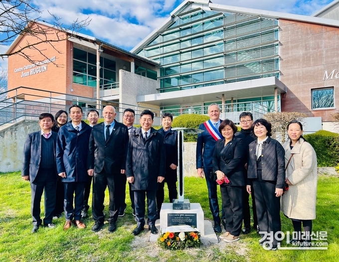 전진선 양평군수(앞줄 왼쪽4번째)가 프랑스 쉬이프시를 방문해 한인 100주년 기념비에 헌화하고 기념촬영을 하고 있다. <사진=양평군>