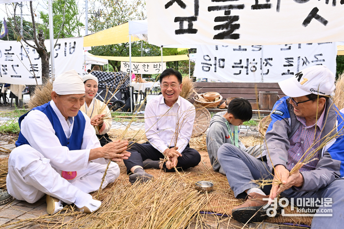 전진선 양평군수(왼쪽 2번쨰)가 어울림공동체 축제에 참여하고 있다. <사진=양평군>