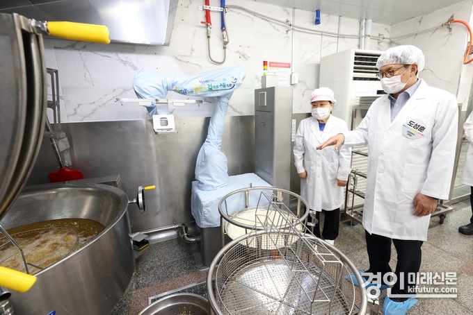 도성훈 인천교육감이 학교급식 조리 로봇시스템을 살펴보고 있다. <사진=인천교육청>