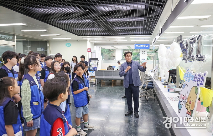 임병택 시흥시장이 아동참여위원들에게 시청사에 대해 설명을 하고 있다. <사진=시흥시>