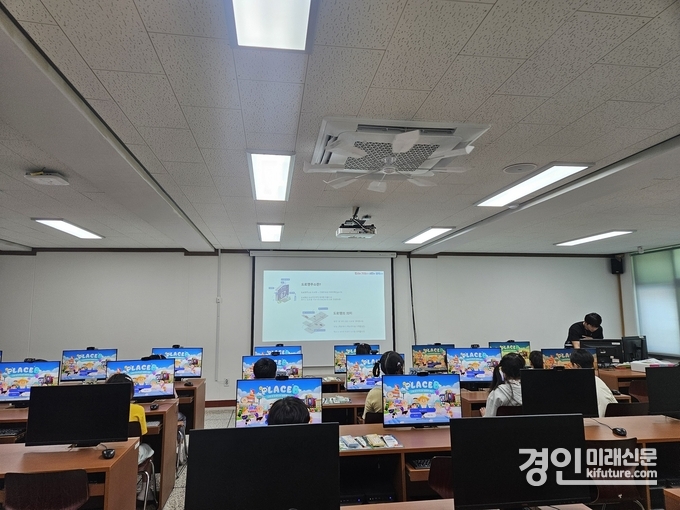 군포시가 초등학생을 대상으로 메타버스교육을 실시하고 있다. <사진=군포시>