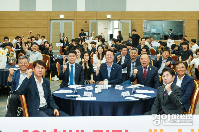‘제71회 경기도 체육대회 해단식’에고 화성특례시의회 의원단과 주요 내빈들이 기념촬영을 하고 있다. <사진=화성시의회>