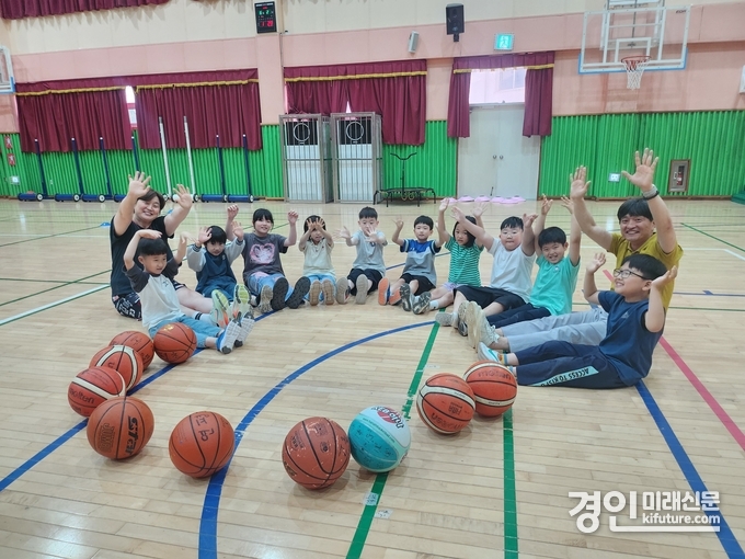 인천교육청이 연평초에서 ‘1·1·1 스포츠 프로젝트’를 운영하고 기념촬영을 하고 있다. <사진=인천교육청>