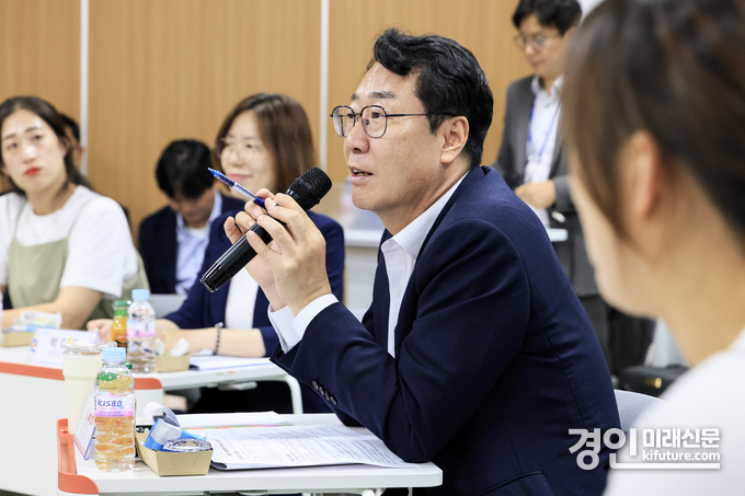 정명근 화성특례시장이 지난 24일 향남복합문화센터에서 열린 ‘화성시 남부권역 학부모 간담회’에서 인사말을 전하며 학부모들과 소통하고 있다. <사진=화성시>