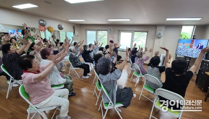 스마트경로당에서 어르신들이 강의를 듣고 따라하고 있다. <사진=부천시>