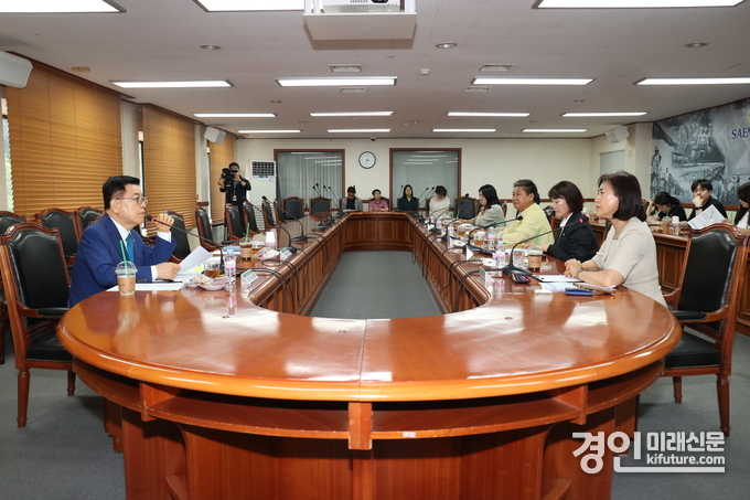 성남시의회 행정교육위원회가 지난 24일 성남시 분당구 율동에 위치한 새마을운동중앙연수원을 방문해 관계자의설명을 듣고 있다. <사진=성남시의회>